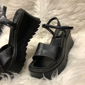 Lei l.i.e. Platform sandal black leather barely worn